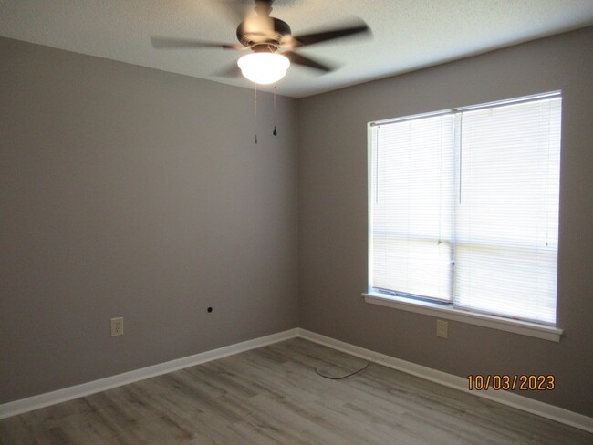 Building Photo - Willow Run- 2 bedroom/2 bath downstairs Ap...