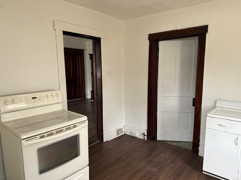 Building Photo - 447 E Silver St