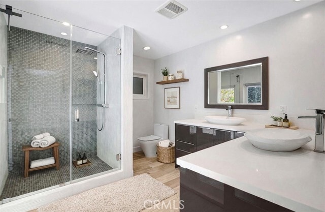 Building Photo - 4450 Hayvenhurst Ave