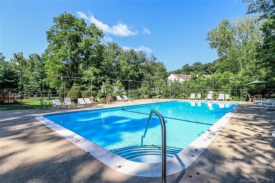 Building Photo - 8 Rose Ln