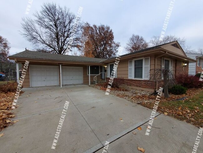 Building Photo - Gorgeous Home in South KCMO-Available in D...