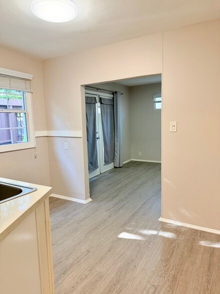 Building Photo - 1542 E Woodbury Rd