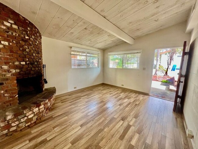 Building Photo - Cozy Duplex in Pacific Grove Available NOW!