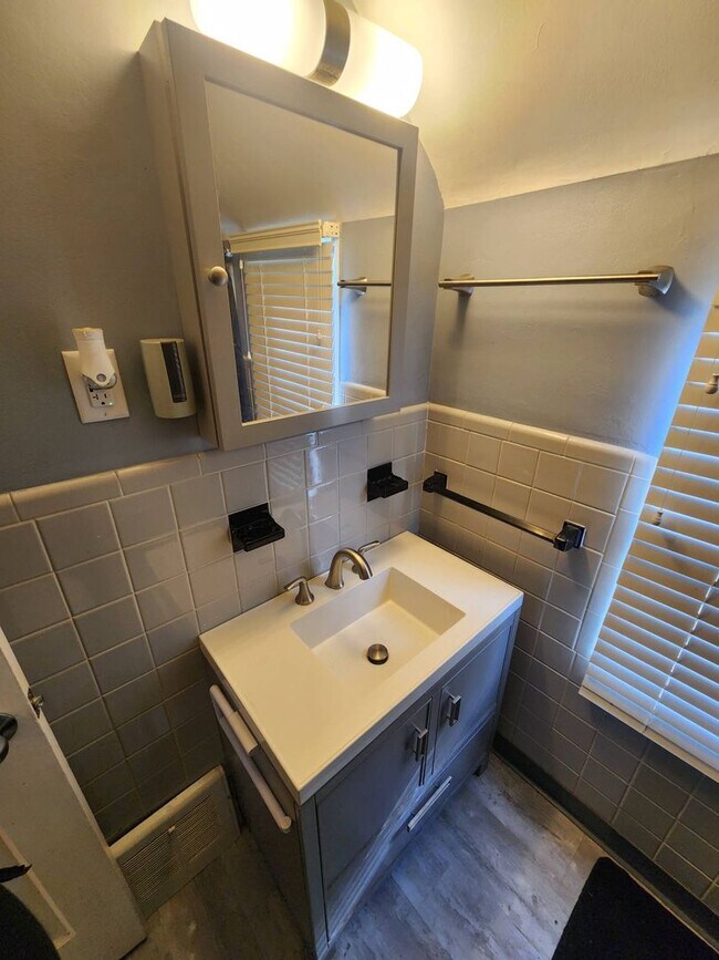 Building Photo - Charming 3-Bedroom Property in Prime Location