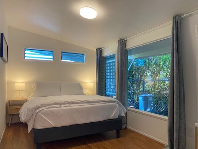 Building Photo - Kaumana Terrace! Furnished With Ocean Views!