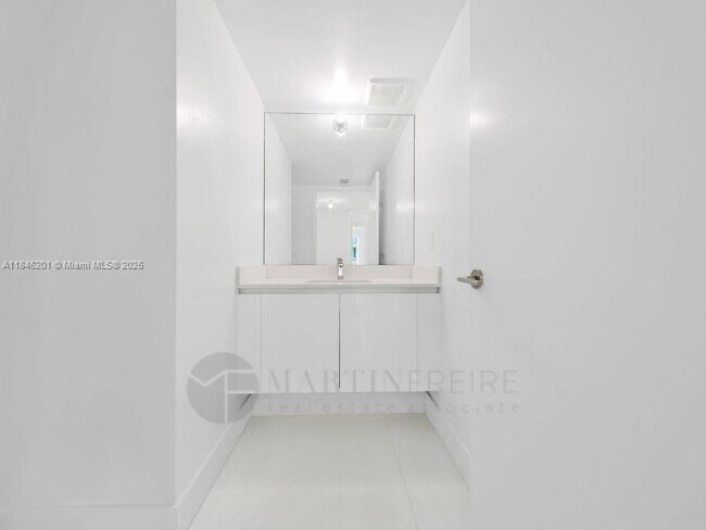 Building Photo - 300 Sunny Isles Blvd