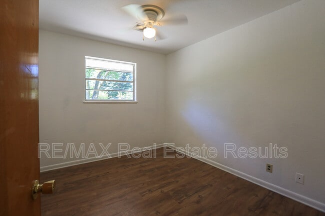 Building Photo - 1402 Lawrence Ave