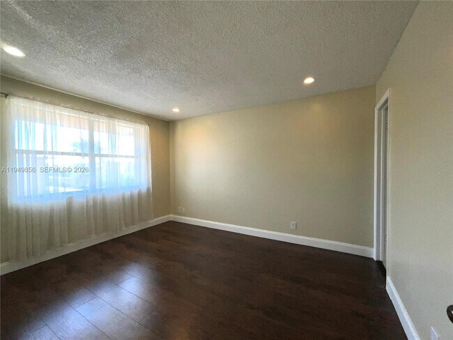 Building Photo - 10043 Winding Lake Rd