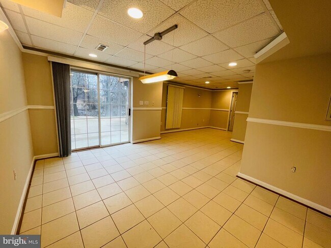 Building Photo - 9 Kimberly Dr
