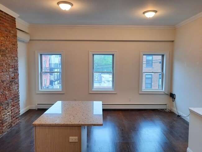 Building Photo - 158 6th St