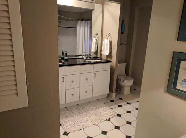 Hall bath connects with sliding door to guest bedroom - 1027 Cherokee Rd