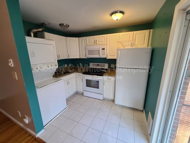 Building Photo - 1622 Farmington Ave