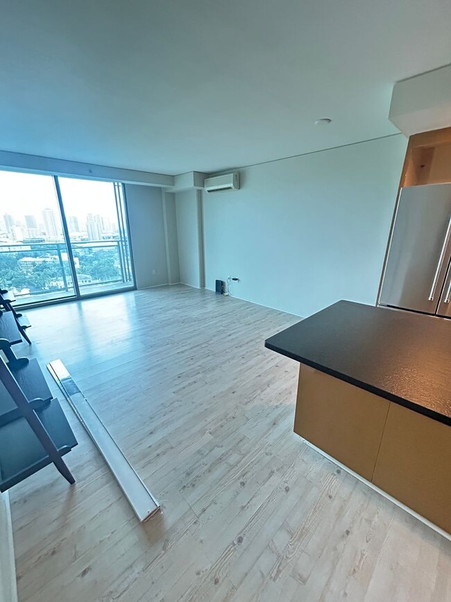 Building Photo - Luxury 1-Bedroom Condo in Downtown – 20th ...