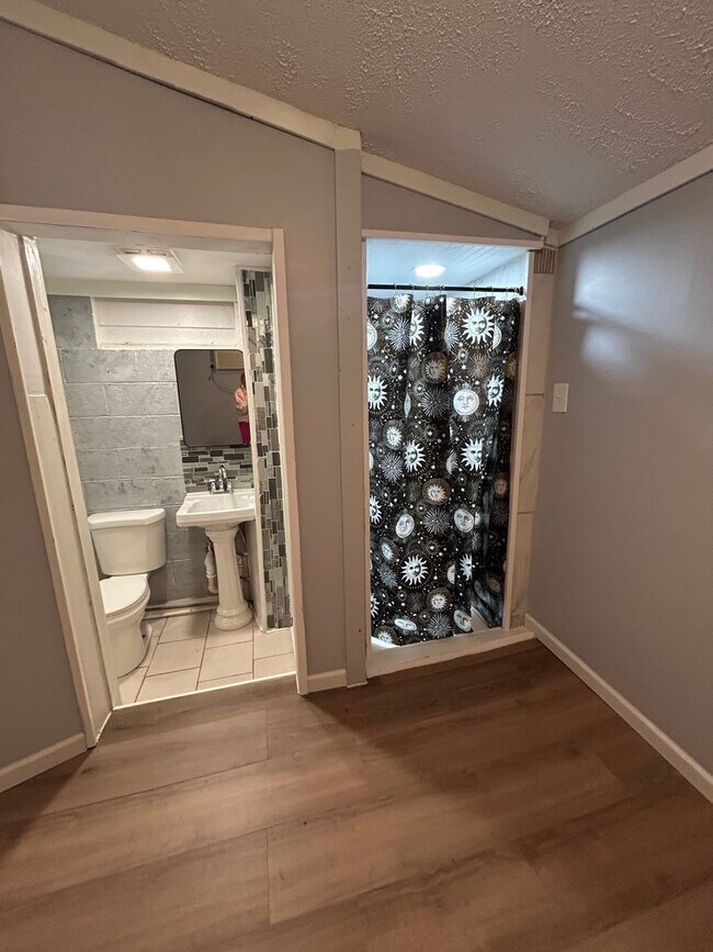 Building Photo - Barry- 1330