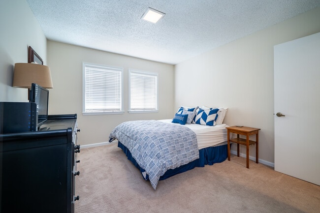 Building Photo - 49 Lake Dr