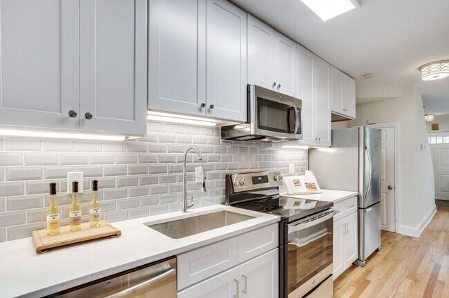 Building Photo - Sunny 2-Bedroom + Den  in SW Waterfront! - Parking included