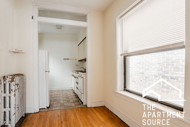 Building Photo - 512 W Cornelia Ave