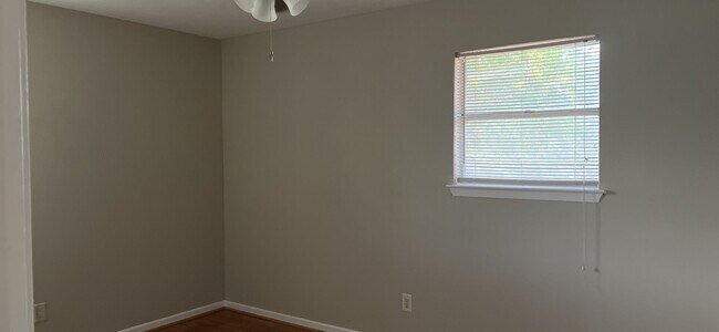 Building Photo - 3 bedroom 2 bathroom!