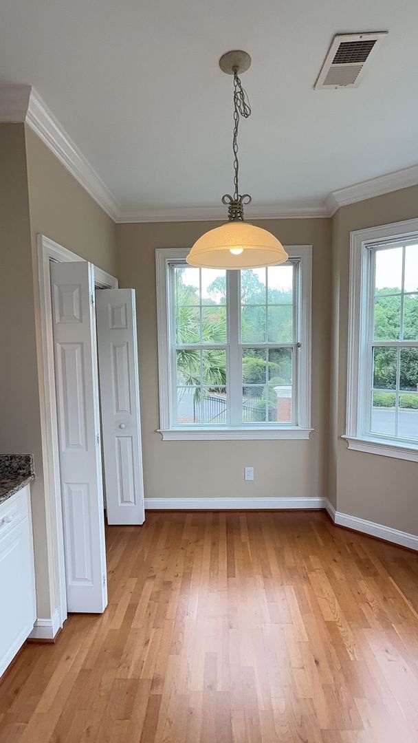 Building Photo - Second Floor Flat with 3 BR/ 3 BA and a 2 ...