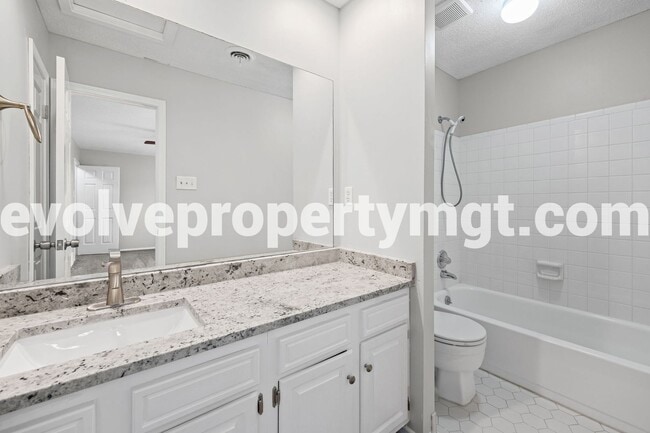Building Photo - 2481 Chiswood St