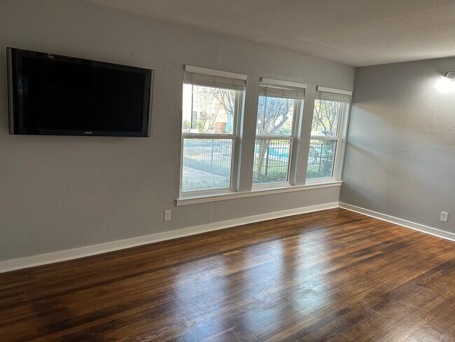 Building Photo - 4020 Blue Bonnet Blvd