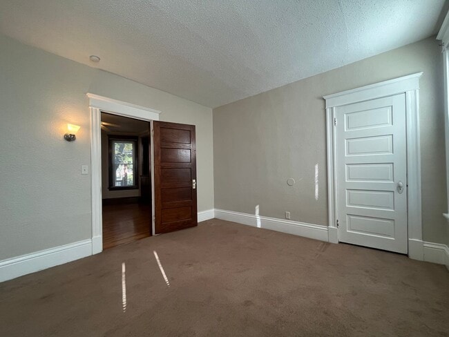 Building Photo - This spacious 3-bedroom lower level duplex...