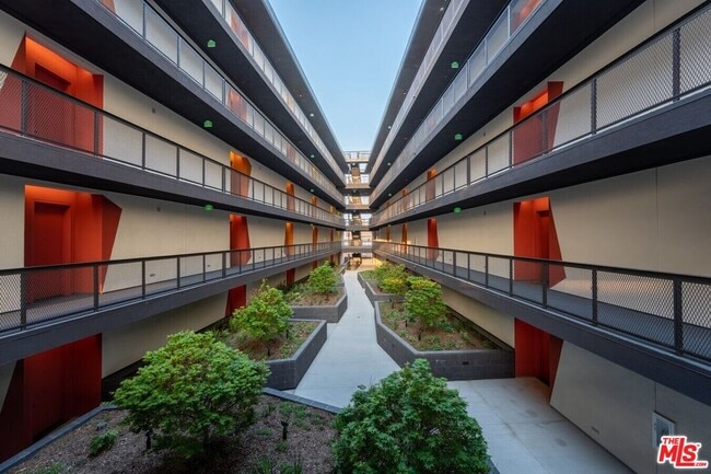 Building Photo - 107 S Hewitt St