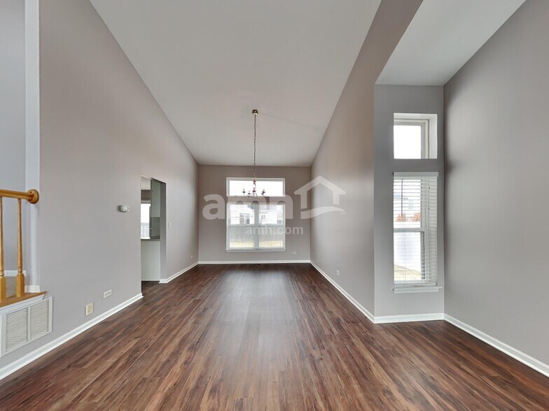 Building Photo - 2811 Stonebridge Dr