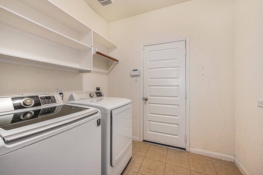 Building Photo - 11011 Kirker Ln