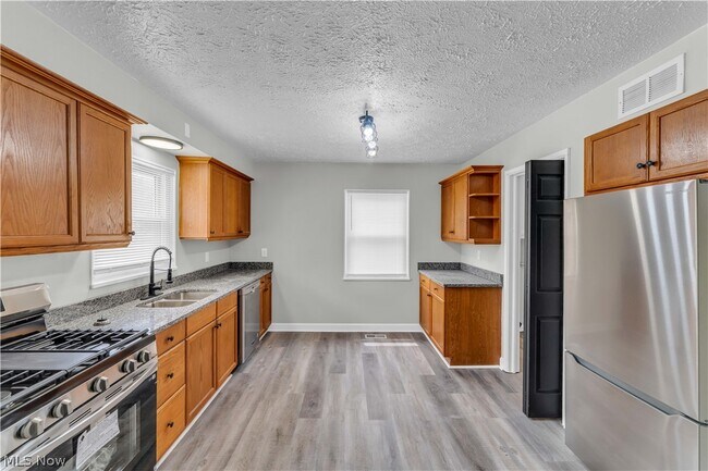 Building Photo - 4026 W 144th St