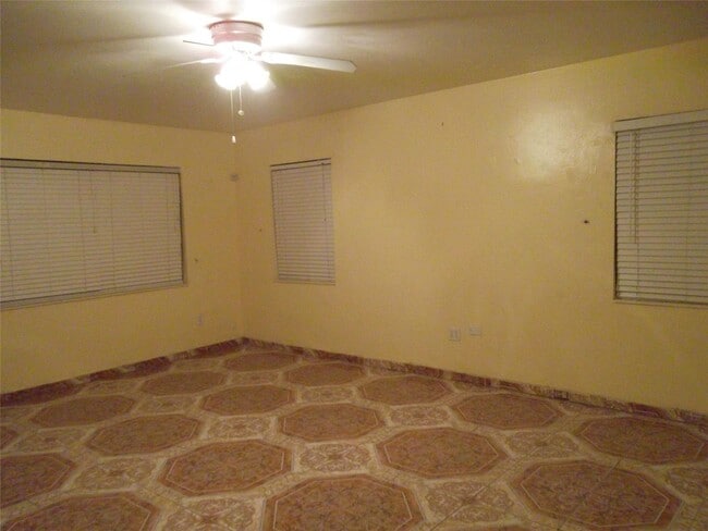 Building Photo - 930 NE 160th St