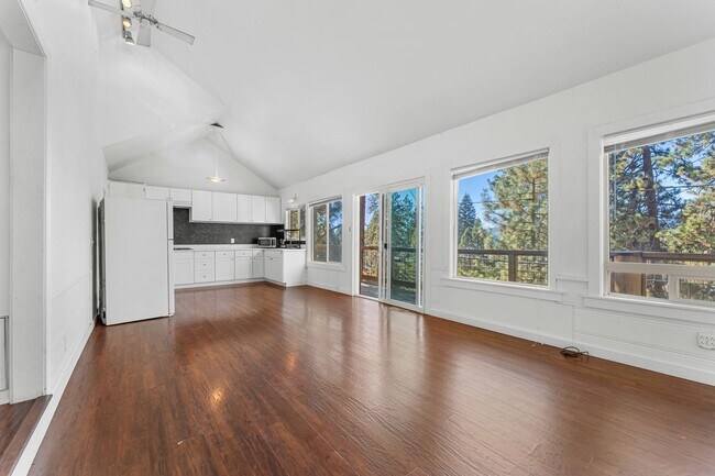 Building Photo - 405 - BEAVER DUPLEX