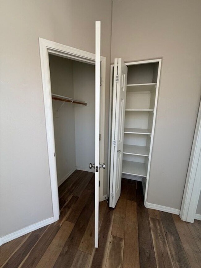 Building Photo - 3 Bedroom 2 Bath Home - Contact Property Pros Property Management