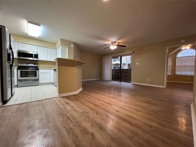Building Photo - Spacious Ground Floor Unit in Quiet Locati...