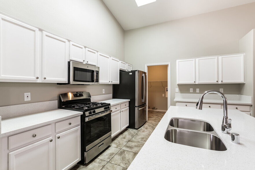 Building Photo - 1025 Blue Lantern Dr