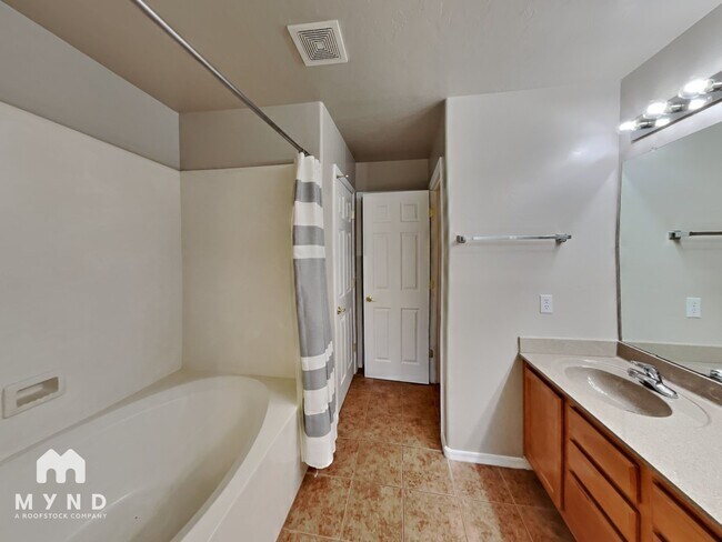 Building Photo - 5733 E Bellow Ln