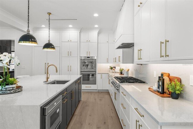 Building Photo - 5024 W Dickens Ave