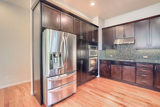 Building Photo - 2421 Rose Ct