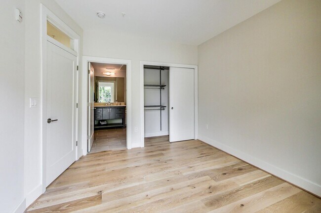 Building Photo - Gorgeous 2 bedroom 2 bath condo just steps from Columbia Hgts center $3,550