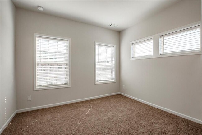 Building Photo - 1662 Mountain Top Ln SE