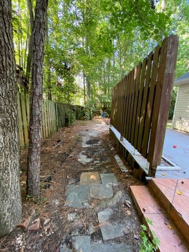 Building Photo - Welcome to this stunning 3-bedroom, 2-bath...