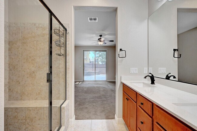 Building Photo - 4 bedroom home with 2 primary bedrooms! On...