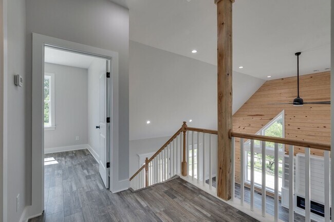 Building Photo - 37 Lakeview Dr