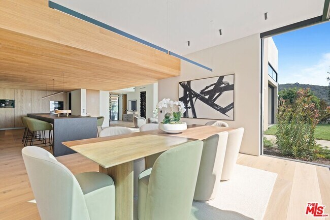 Building Photo - 2501 Banyan Dr