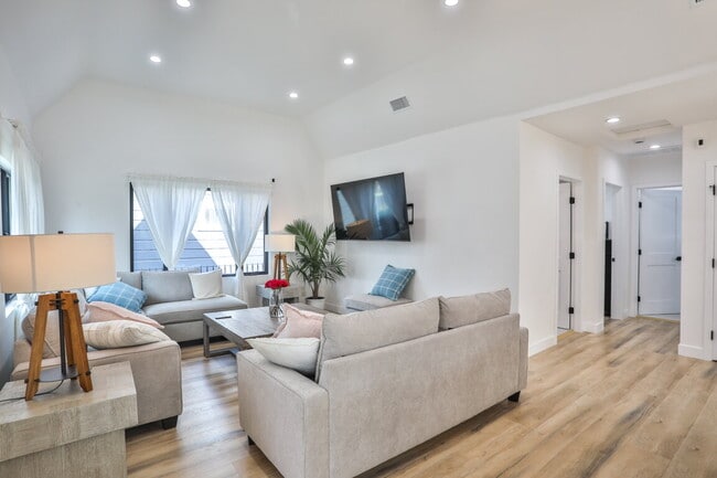 Building Photo - Fully Furnished 3BR Home in Long Beach W/ Appliances