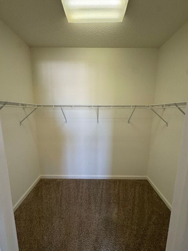 Building Photo - 141 Springwood Ln