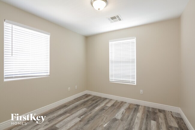 Building Photo - 5681 Woods Crossing St