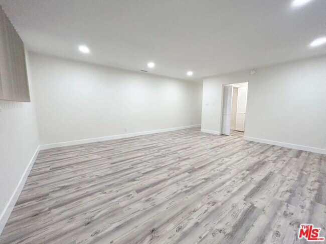 Building Photo - 439 S Oakhurst Dr