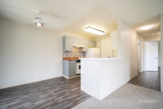 Building Photo - 2 bd, 2 ba 2 parking second story townhome...