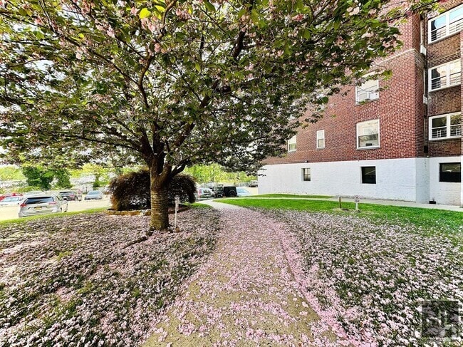 Building Photo - 720 Pelham Rd